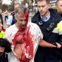 [Fotos y Vídeos] Brutal represión de la policía de España contra los votantes catalanes en referéndum 1-0